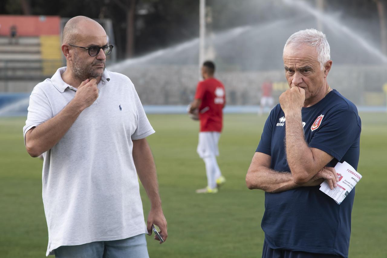 
	A sinistra Vetrini con Indiani (Agenzia Bf)

