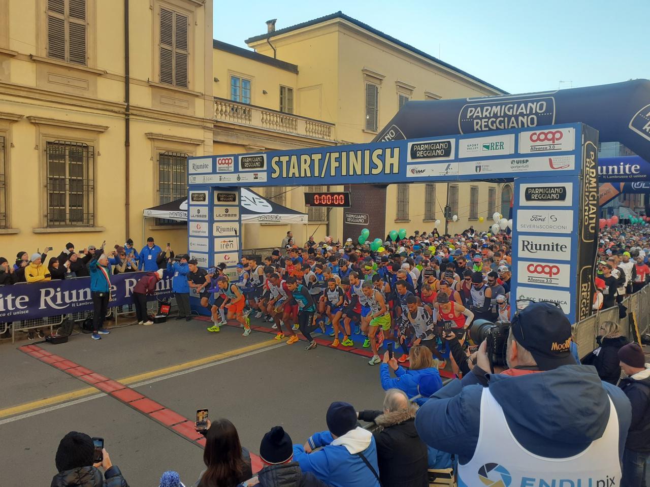 L’eritreo Solomon e la ruandese Mukandanga vincono la maratona di Reggio Emilia