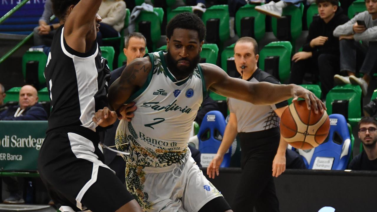 Incredibile Dinamo, rimonta da -20 e porta Tortona all’overtime