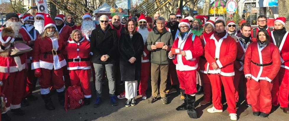 Ferrara, Babbo Natale porta una donazione a Ama
