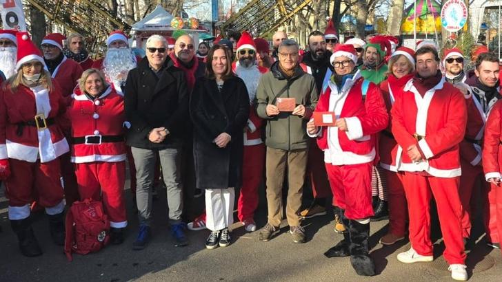 Ferrara, Babbo Natale porta una donazione a Ama