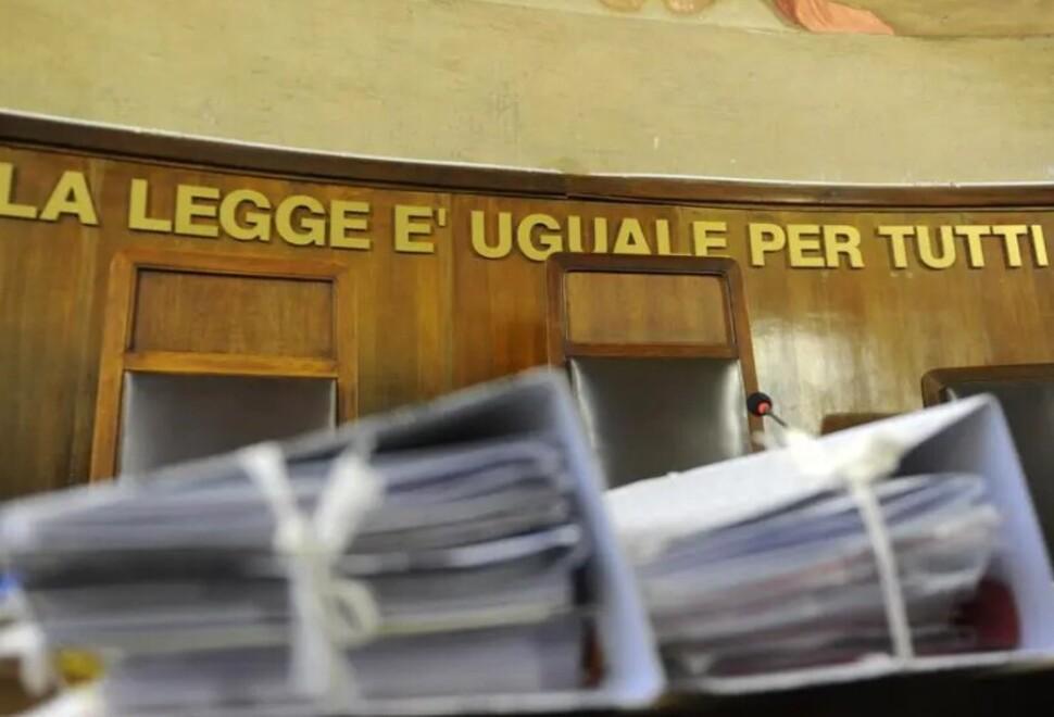 Prato, lascia l’eredità alla badante ma il testamento era falso: la donna deve restituire soldi e casa