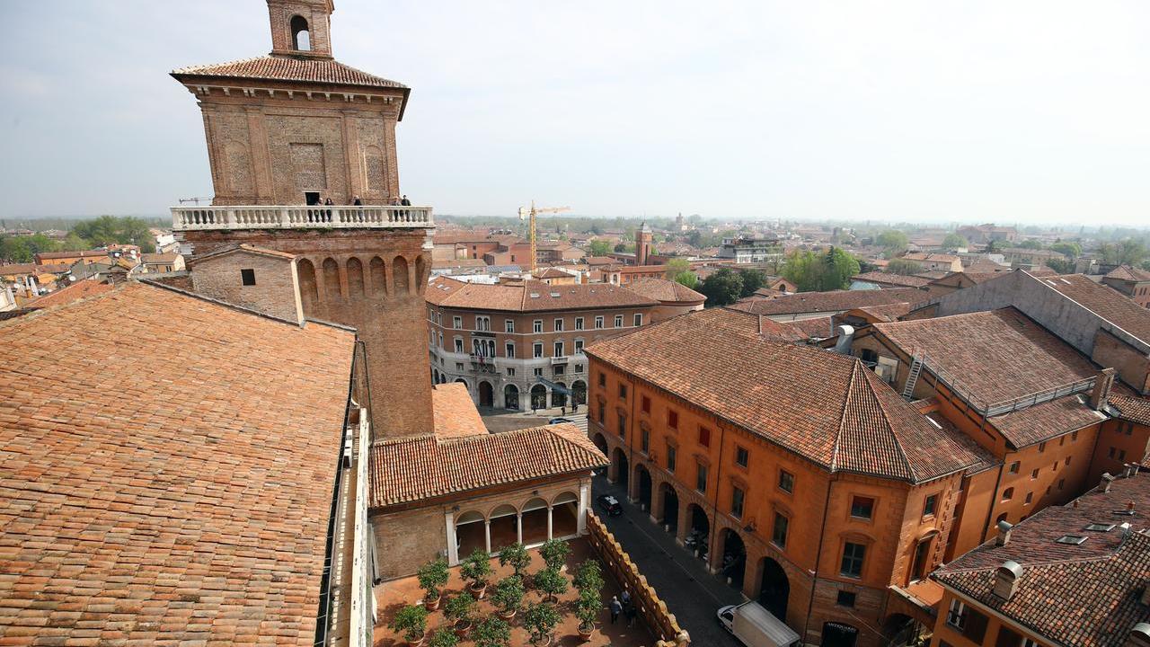 I prezzi dei servizi comunali a Ferrara: sposarsi costa, scuola invariata