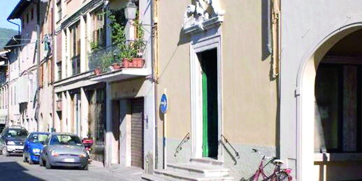 Choc a Camaiore, rito satanico in chiesa: le tracce di sangue sull’altare e l’allarme dell’arcivescovo