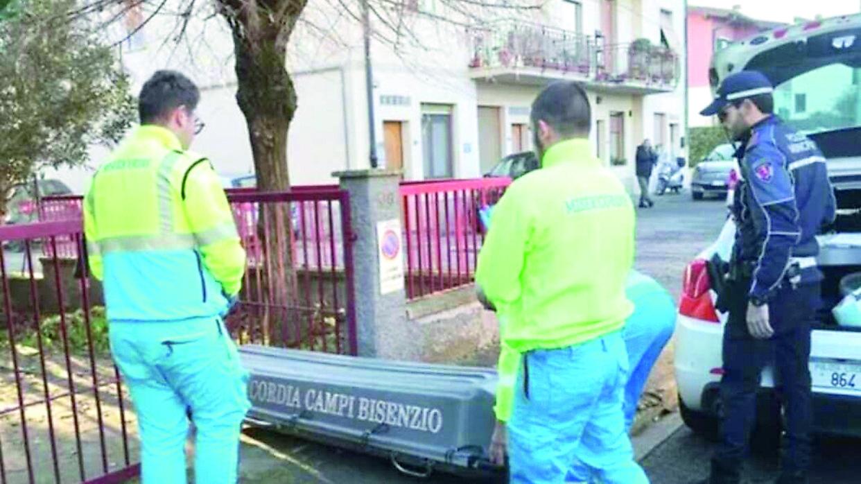 La rimozione della salma dall’abitazione di Sant’Angelo a Lecore