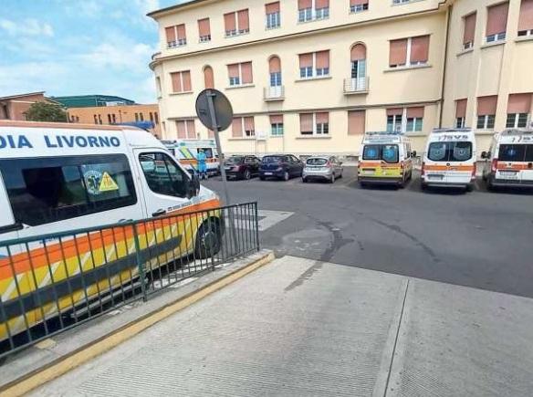 
	Ambulanze fuori dal pronto soccorso di Livorno (Foto d&rsquo;archivio)

