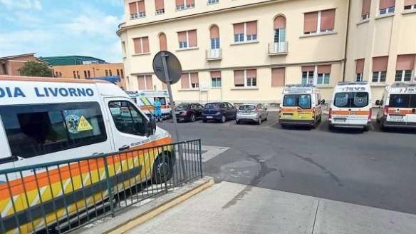Ambulanze fuori dal pronto soccorso di Livorno (Foto d’archivio)