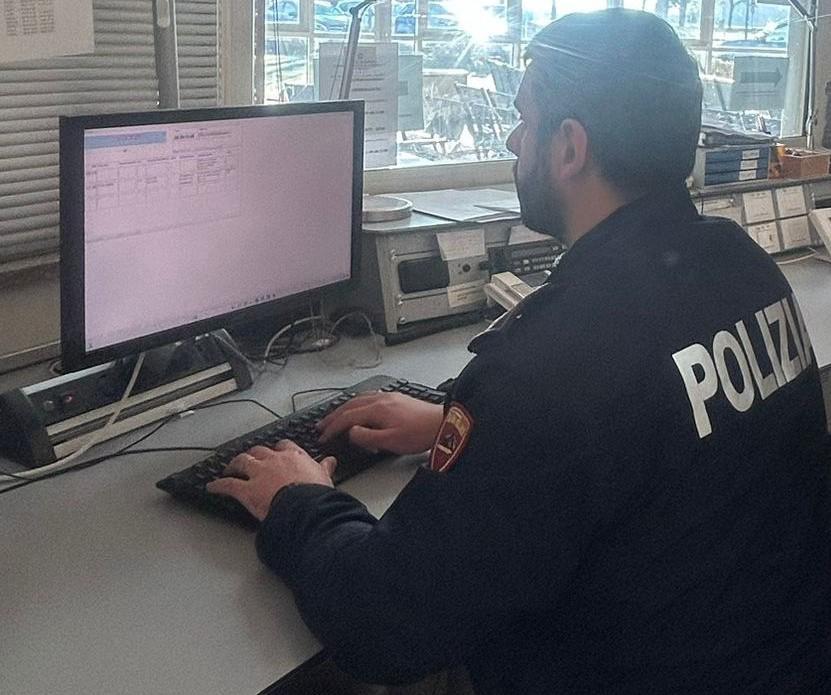 Pisa, botte e insulti razziali alla moglie: allontanato da casa un 54enne