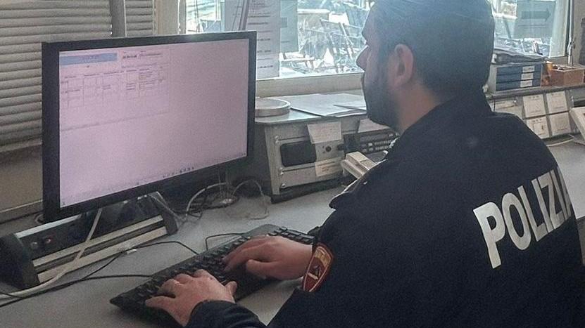 Pisa, botte e insulti razziali alla moglie: allontanato da casa un 54enne