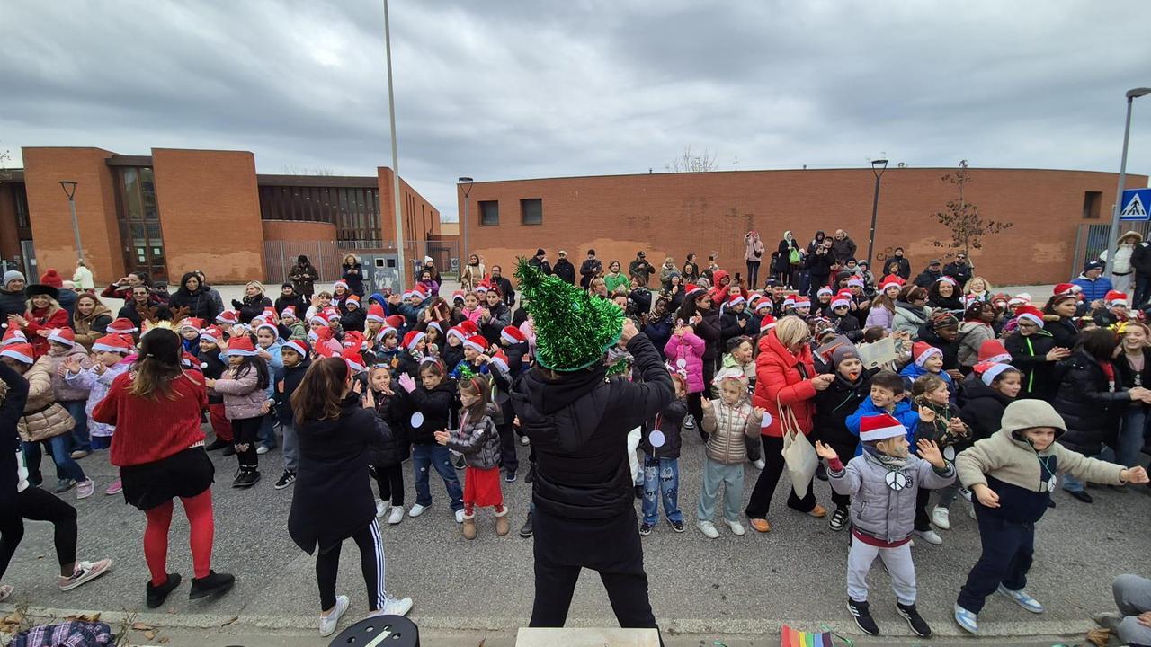 Livorno, Shangai si accende col flash mob per la pace degli alunni delle Micheli-Bolognesi