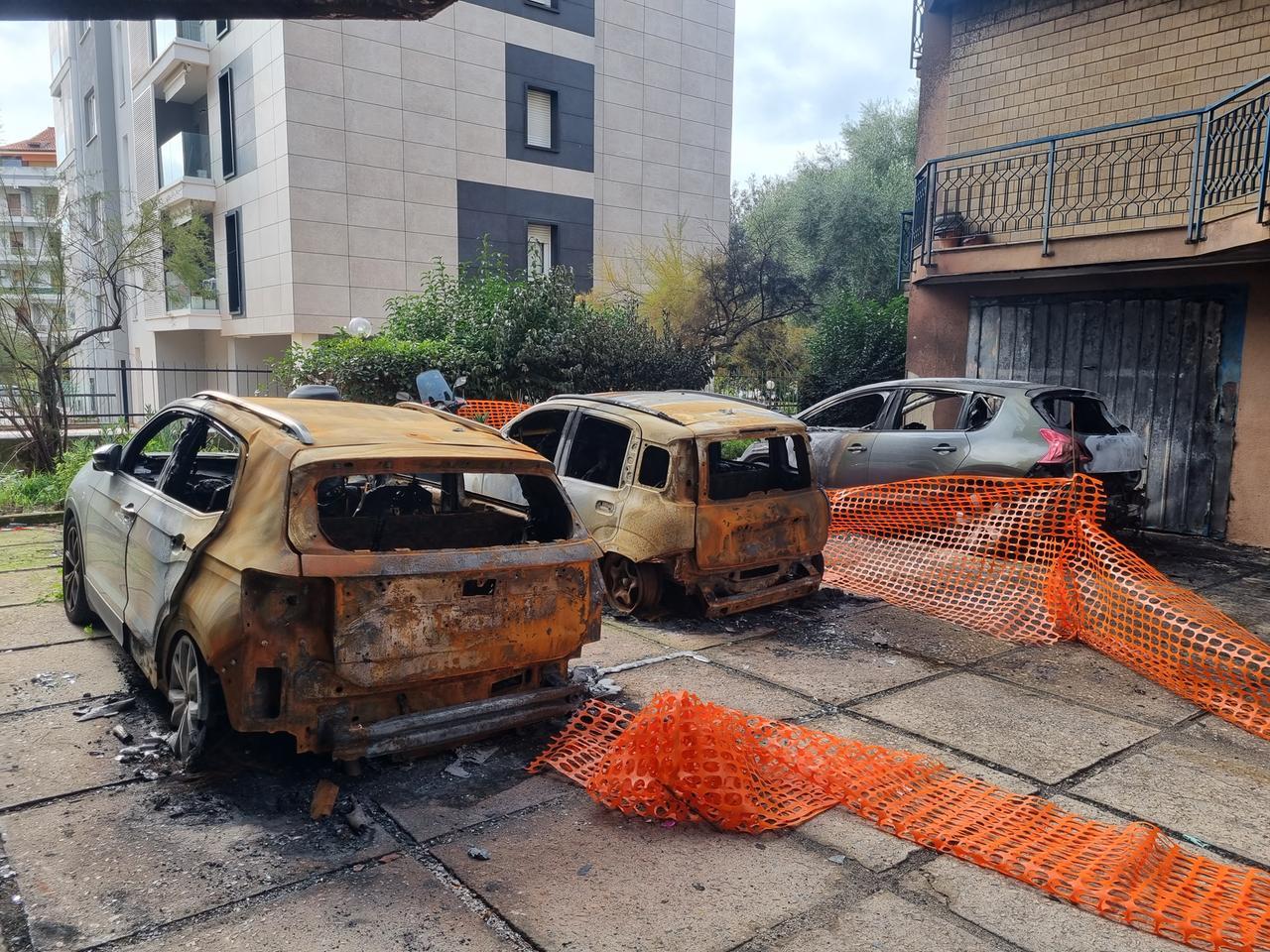 i Luca Fiori Sassari Mentre il fuoco divorava l’ennesima auto e una moto nel cortile condominia...