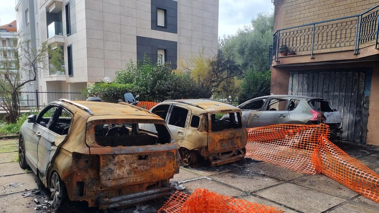 i Luca Fiori Sassari Mentre il fuoco divorava l’ennesima auto e una moto nel cortile condominia...