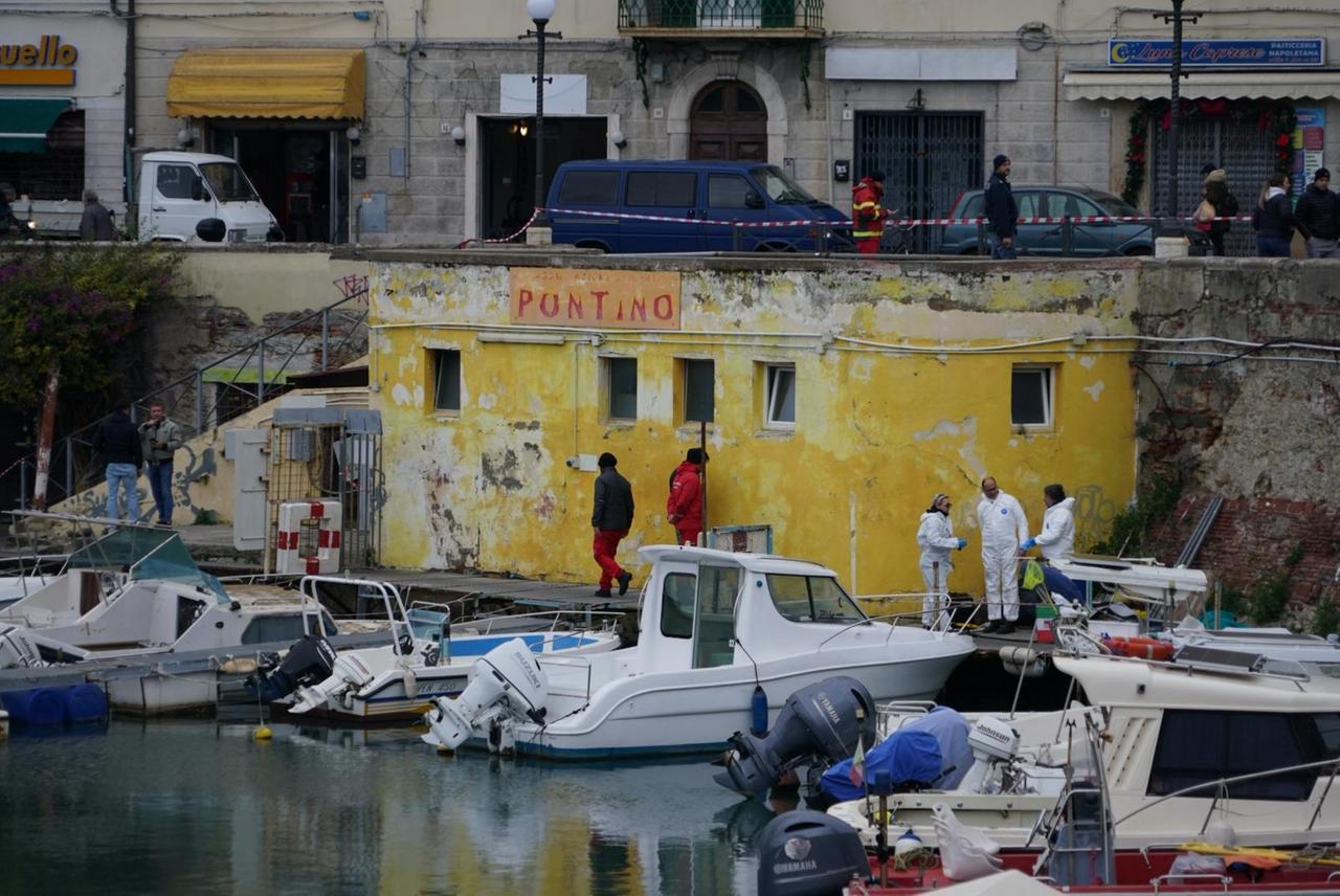 
	I rilievi della polizia scientifica (foto Stick)

