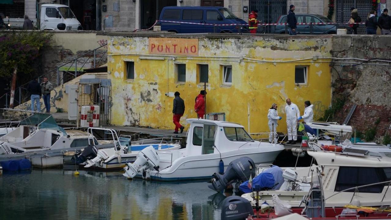 I rilievi della polizia scientifica (foto Stick)