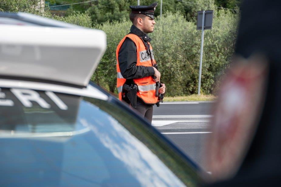 Fornaci di Barga, rissa in strada anche con un’ascia: tre arresti