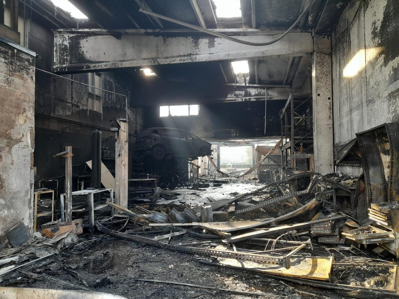 Fiamme nella notte a Margine Coperta, devastata un’autofficina