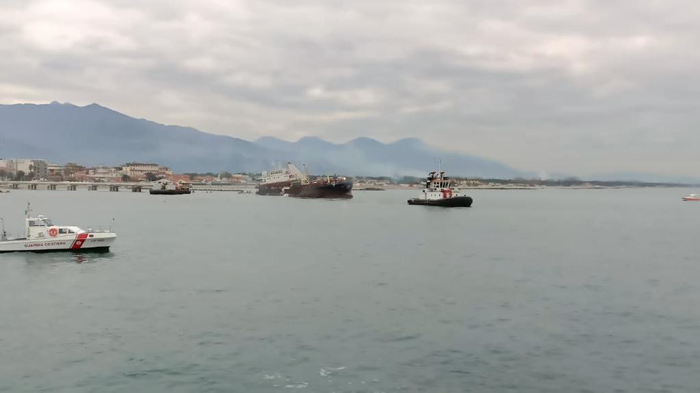 La nave Guang Rong lascia il pontile di Massa verso il porto di Livorno (foto Cuffaro)