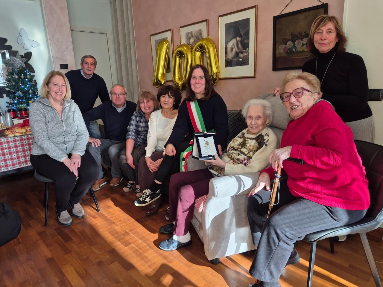 Adalgisa compie cent’anni, gli auguri di Ferrara all’ex maestra