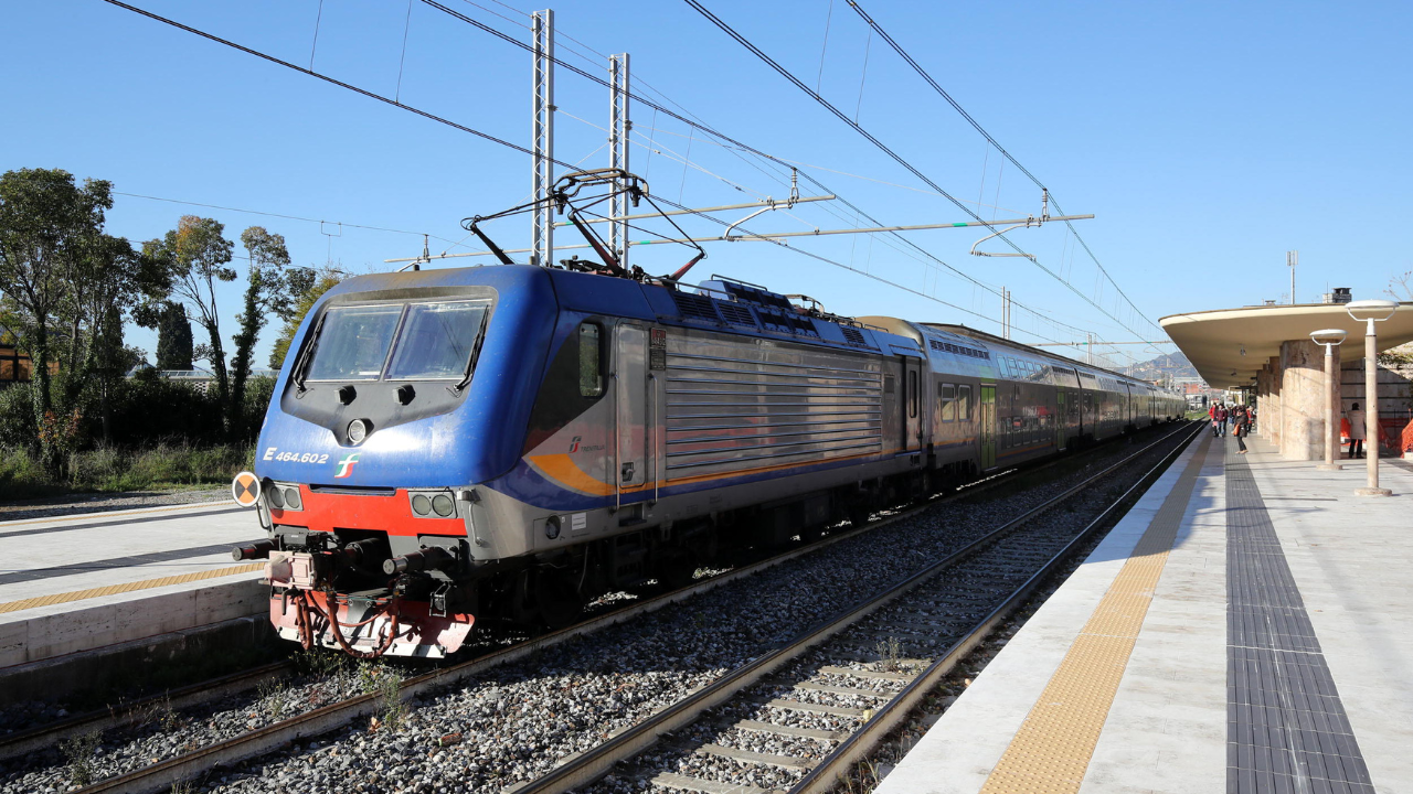 Un treno fermo alla stazione grande di Montecatini (foto d'archivio - Nucci)