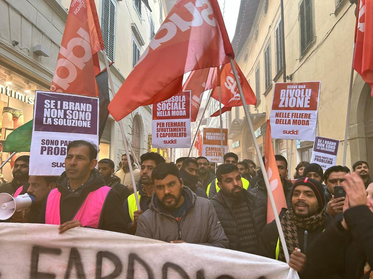 Rissa al presidio sindacale a Prato, la Procura indaga: sette feriti e l’ombra dello sfruttamento