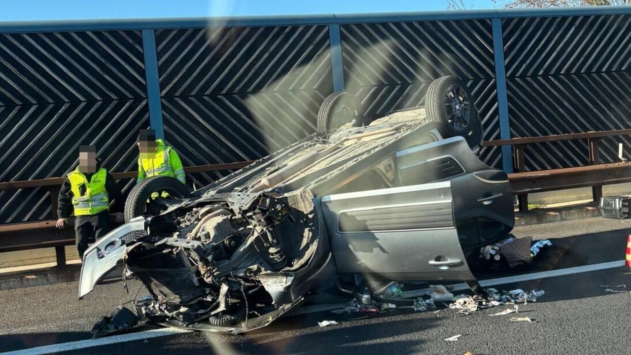 L'auto distrutta dopo l'incidente