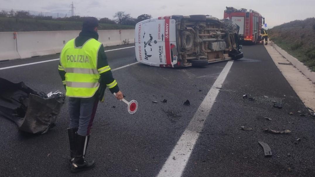 Ploaghe, si ribalta un furgone sulla 131: traffico bloccato per un’ora