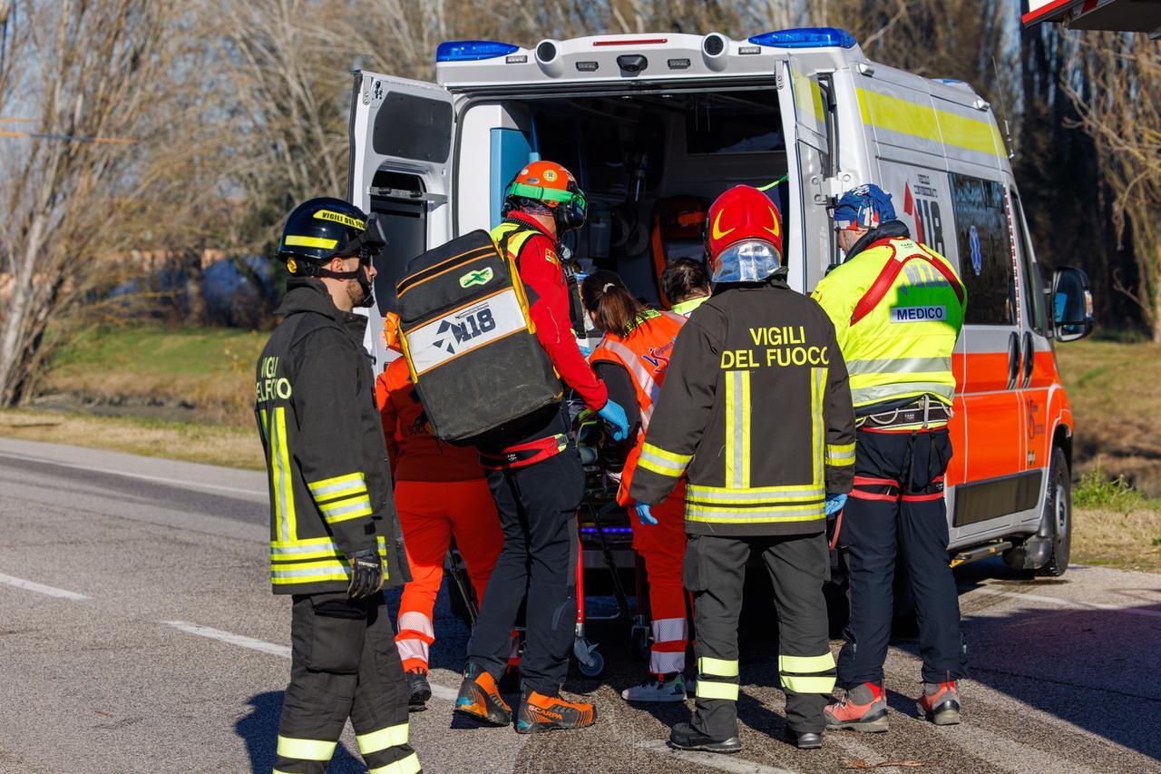 Scontro tra auto in via Wagner a Ferrara, 4 feriti di cui uno incastrato