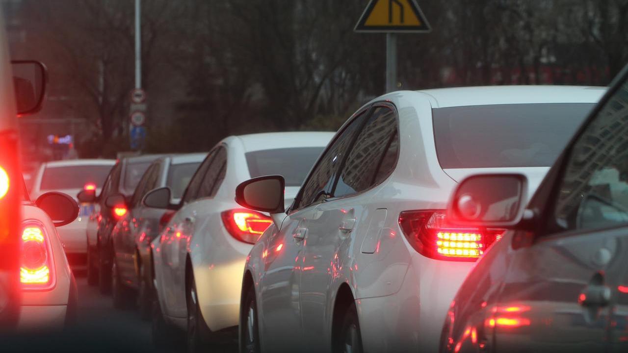Traffico, Modena tre le prime 200 città al mondo per tempo trascorso in coda: ecco quante ore sprechiamo in auto