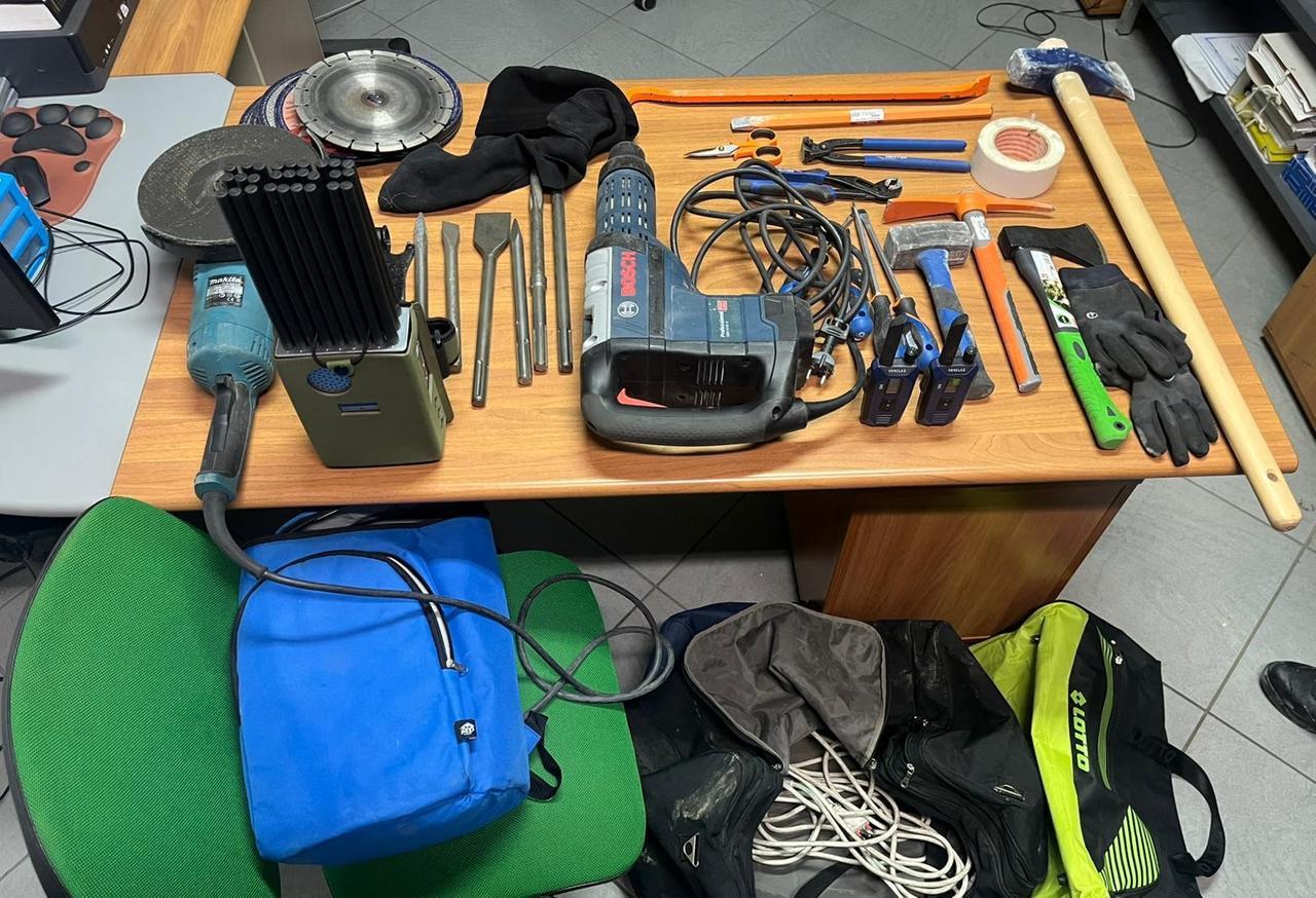 Tentano di svuotare la cassaforte del Lidl: ladro 64enne arrestato, gli altri fuggono