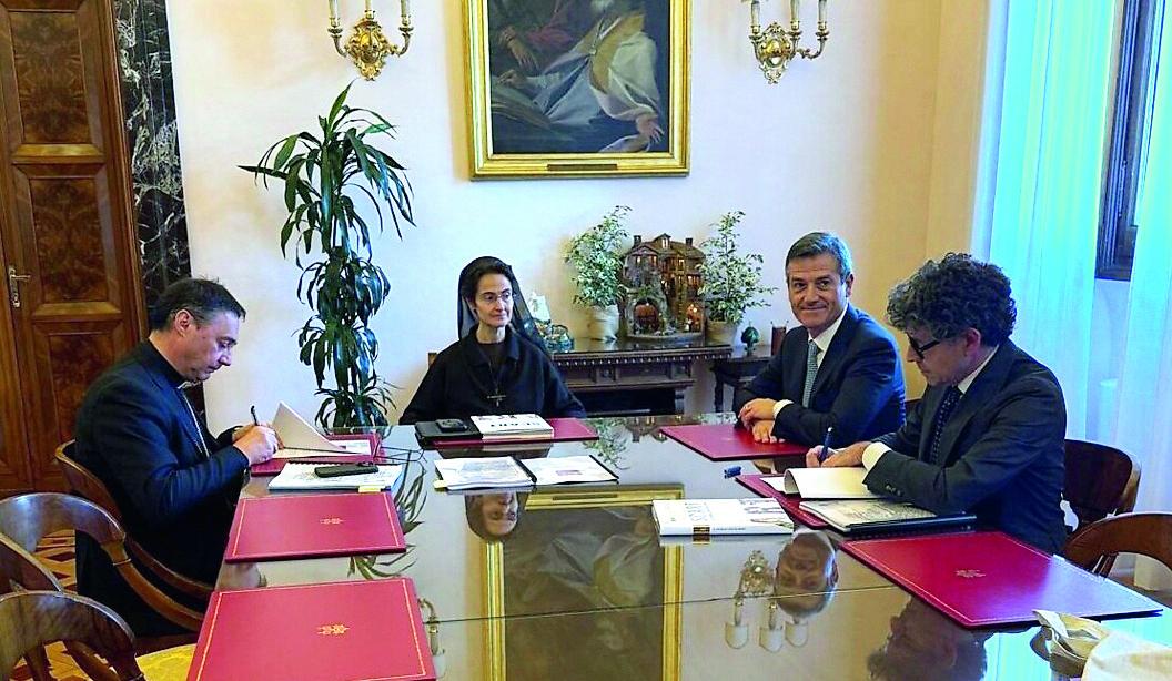 
	<br />
	La firma con l&rsquo;arcivescovo Emilio Nappa, suor Raffaella Petrini e i due ad Orazio Iacono e Andrea Ramond

