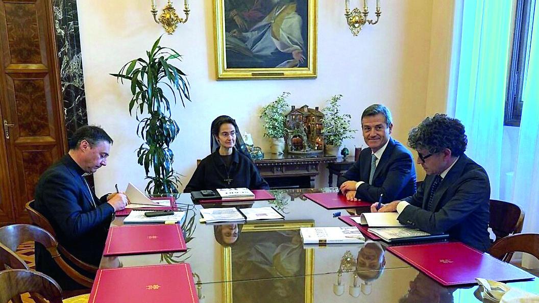<br />
La firma con l’arcivescovo Emilio Nappa, suor Raffaella Petrini e i due ad Orazio Iacono e Andrea Ramond