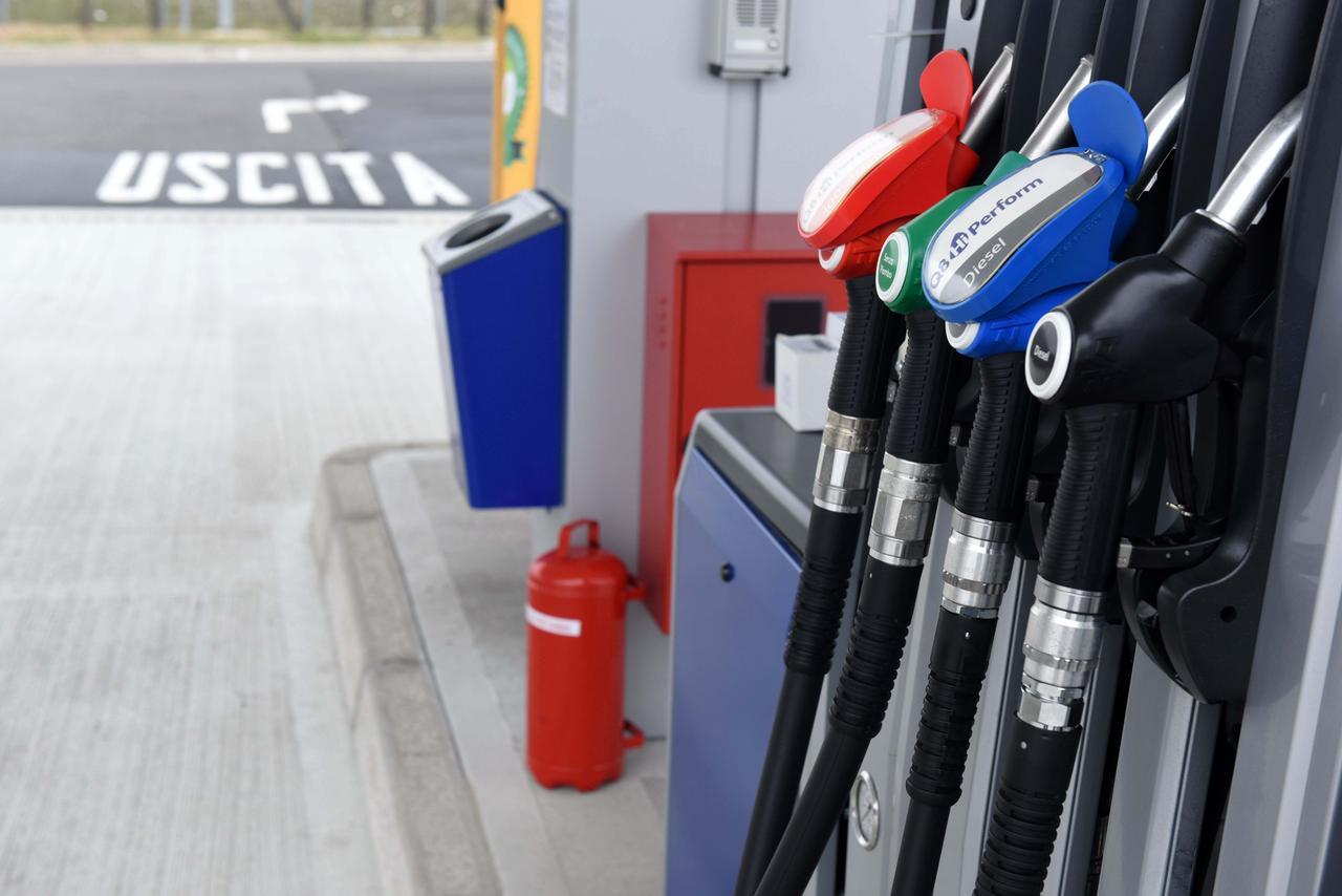 Da gennaio rincari su assicurazioni e gasolio: ecco tutti gli aumenti