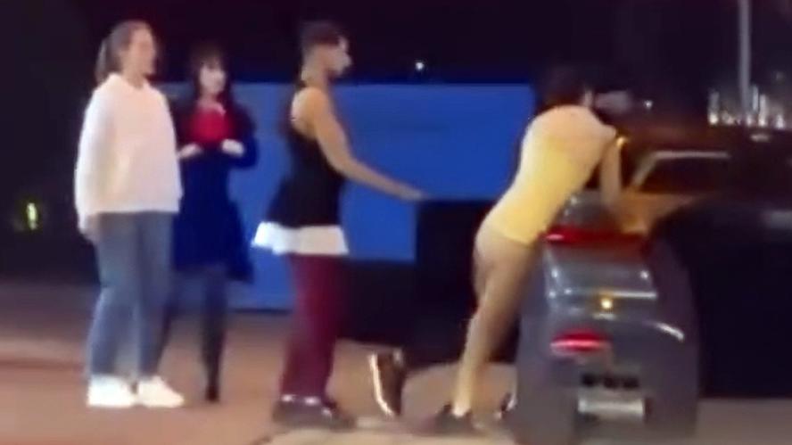 Ferrara, aggressione al distributore: il video impazza sui social