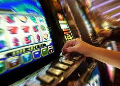 Gioco d’azzardo, lite infinita dopo la maxi sanzione a Cento