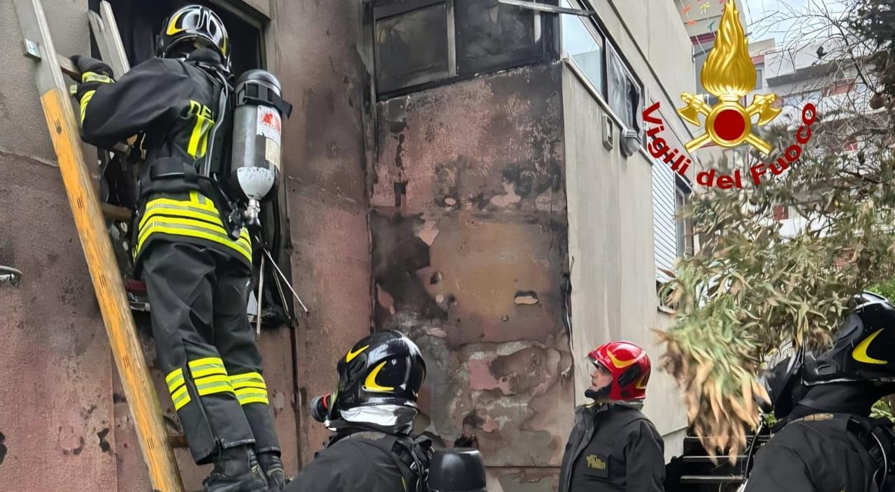 Paura in un palazzo condominiale: a fuoco un cortile