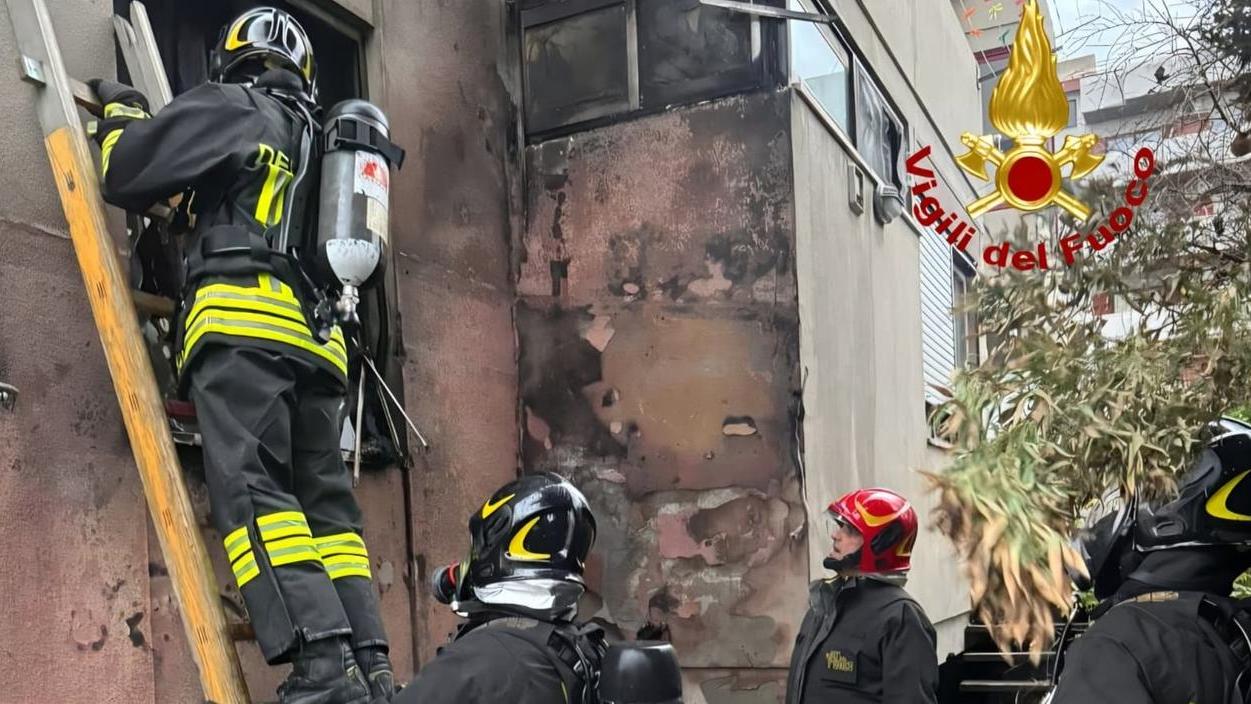 Paura in un palazzo condominiale: a fuoco un cortile