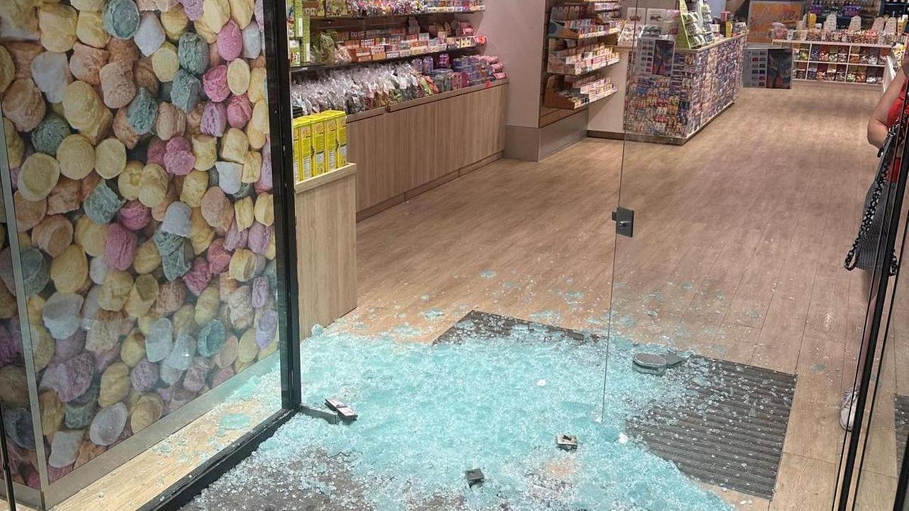 Prato, preso il ladro seriale che spaccava le vetrine dei negozi