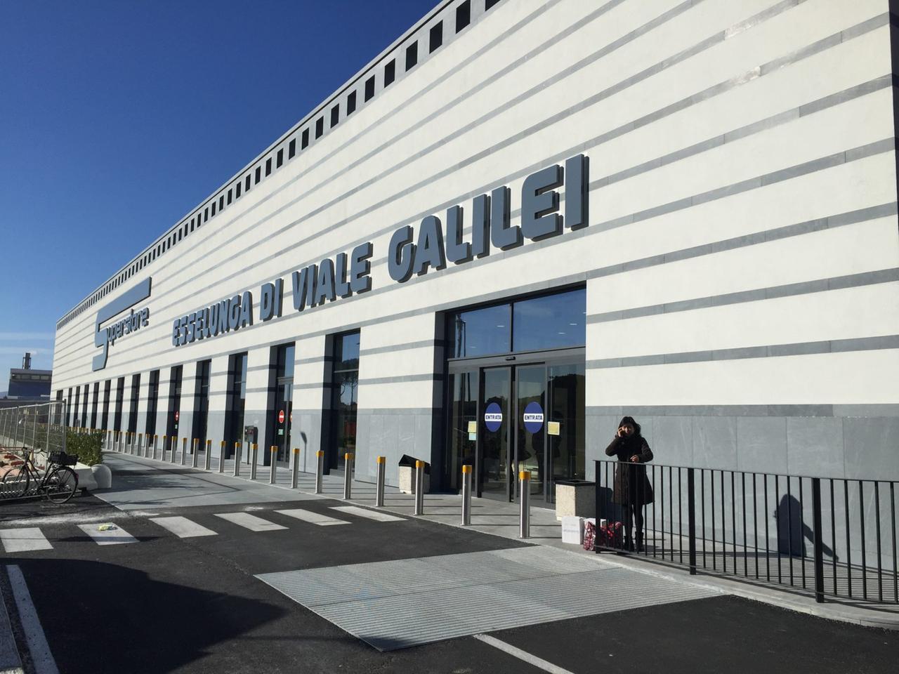 Prato, tenta di rubare superalcolici e picchia gli addetti alla vigilanza: arrestato