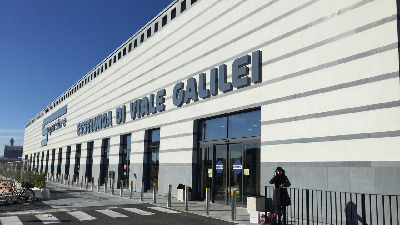 Prato, tenta di rubare superalcolici e picchia gli addetti alla vigilanza: arrestato