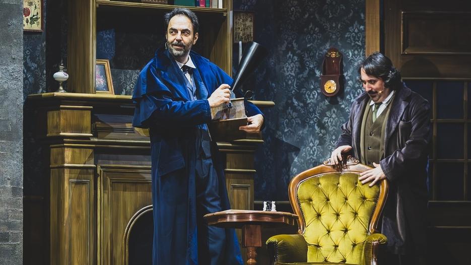 Ferrara, Marcorè al Nuovo è Sherlock Holmes: «Ho sfoderato il mio lato più "british"»