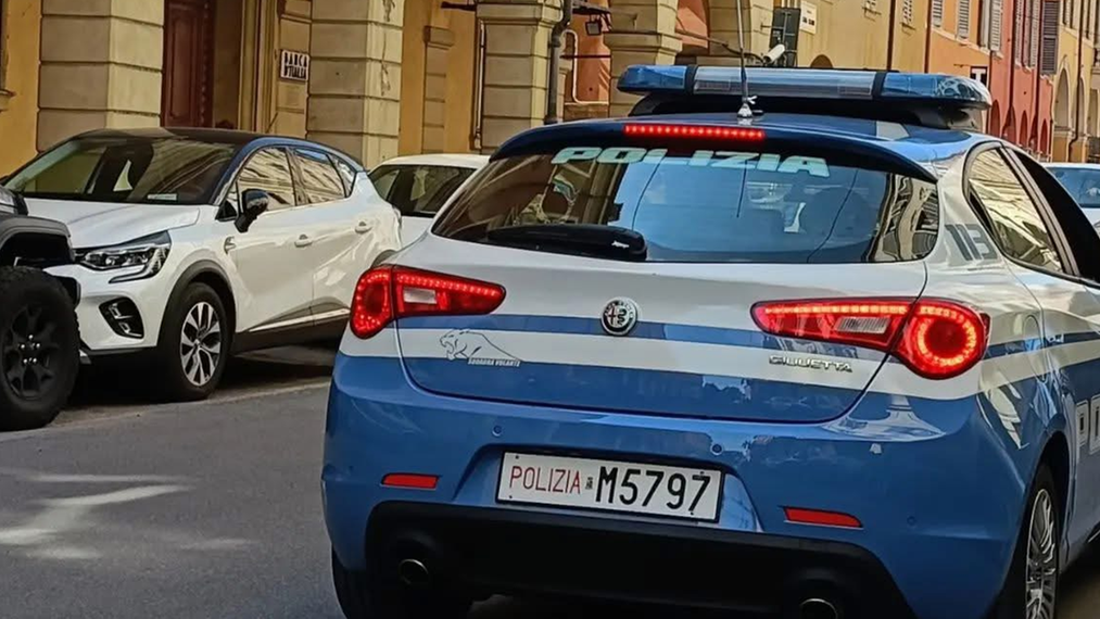 La Volante della polizia in corso Canalgrande