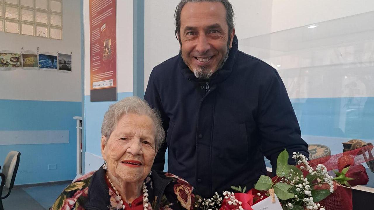 La nonna del karaoke, Livorno festeggia i 103 anni di Bruna Mazzoni