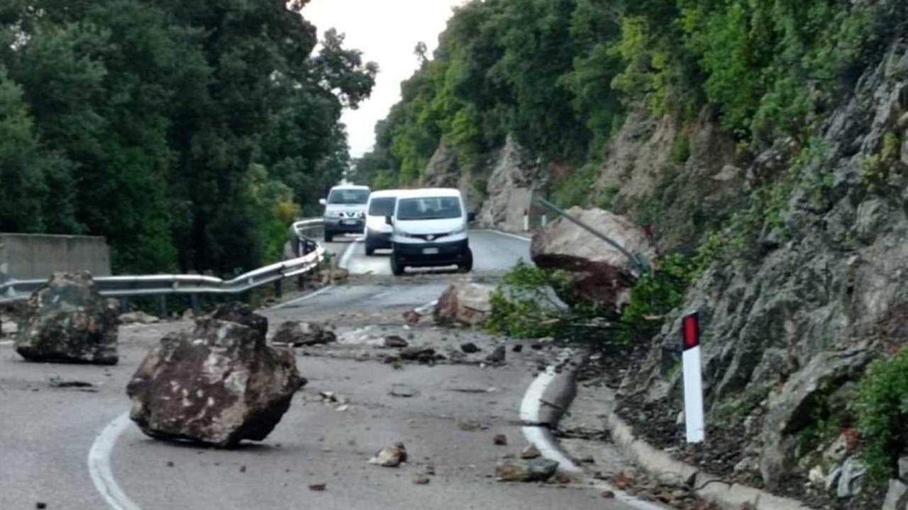 Frana sull’Orientale sarda, strada chiusa al traffico in entrambe le direzioni