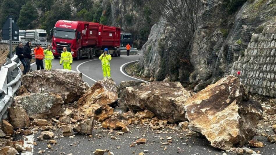 Frana sull’Orientale sarda, strada chiusa al traffico in entrambe le direzioni