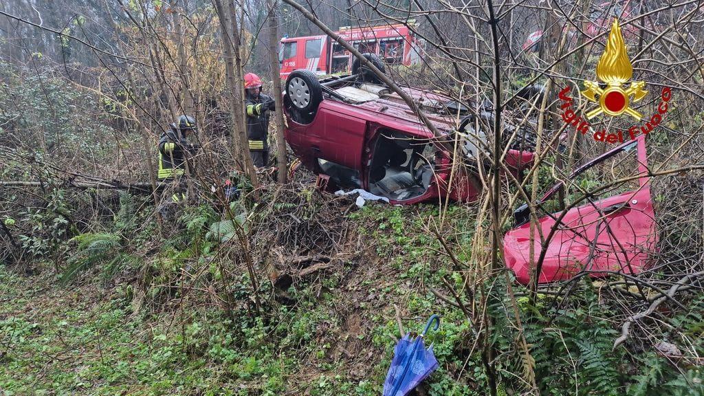 Gallicano, esce di strada e si ribalta: automobilista salvata dai vigili del fuoco