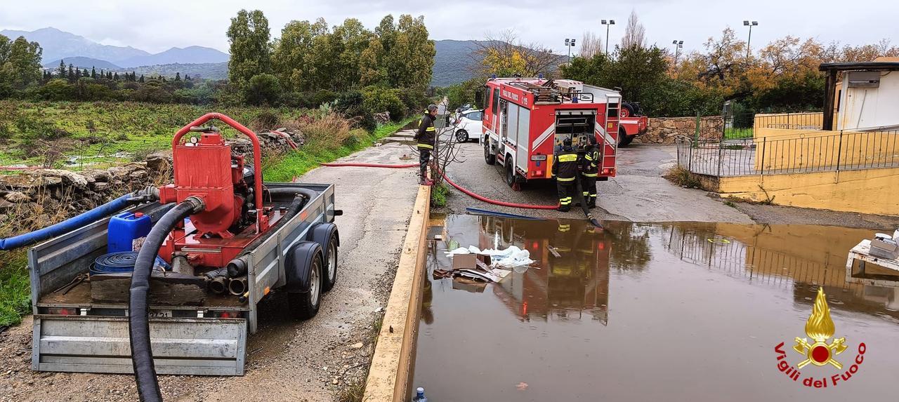 Nubifragi nel Nuorese, strade e case allagate: 70 interventi dei vigili del fuoco