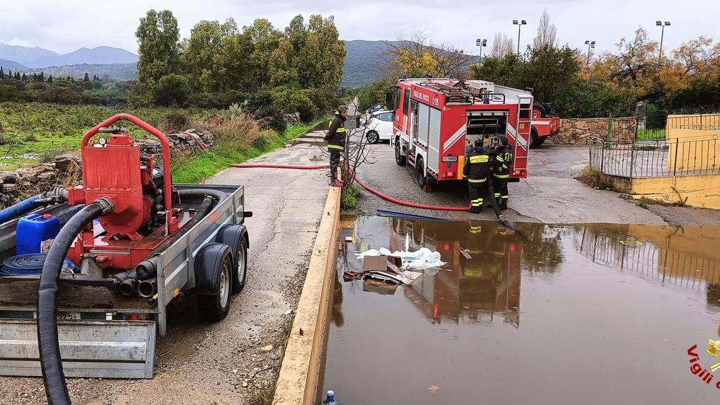 Nubifragi nel Nuorese, strade e case allagate: 70 interventi dei vigili del fuoco
