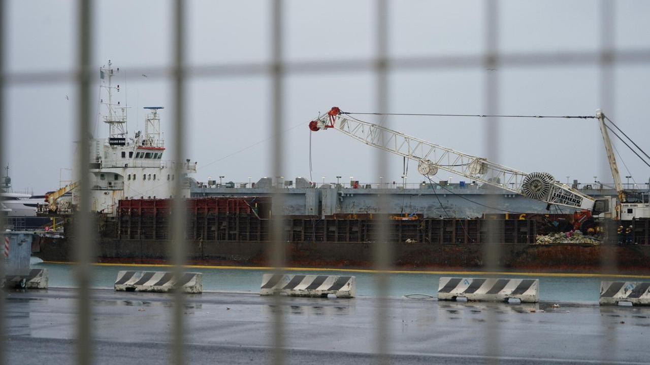 La nave Guang Rong al porto di Livorno (foto Stick)