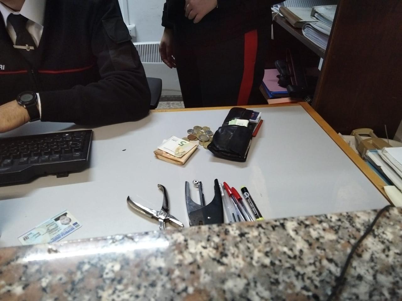 Trova per strada un portafogli con 1600 euro e lo restituisce, favola di Natale a Porto Torres