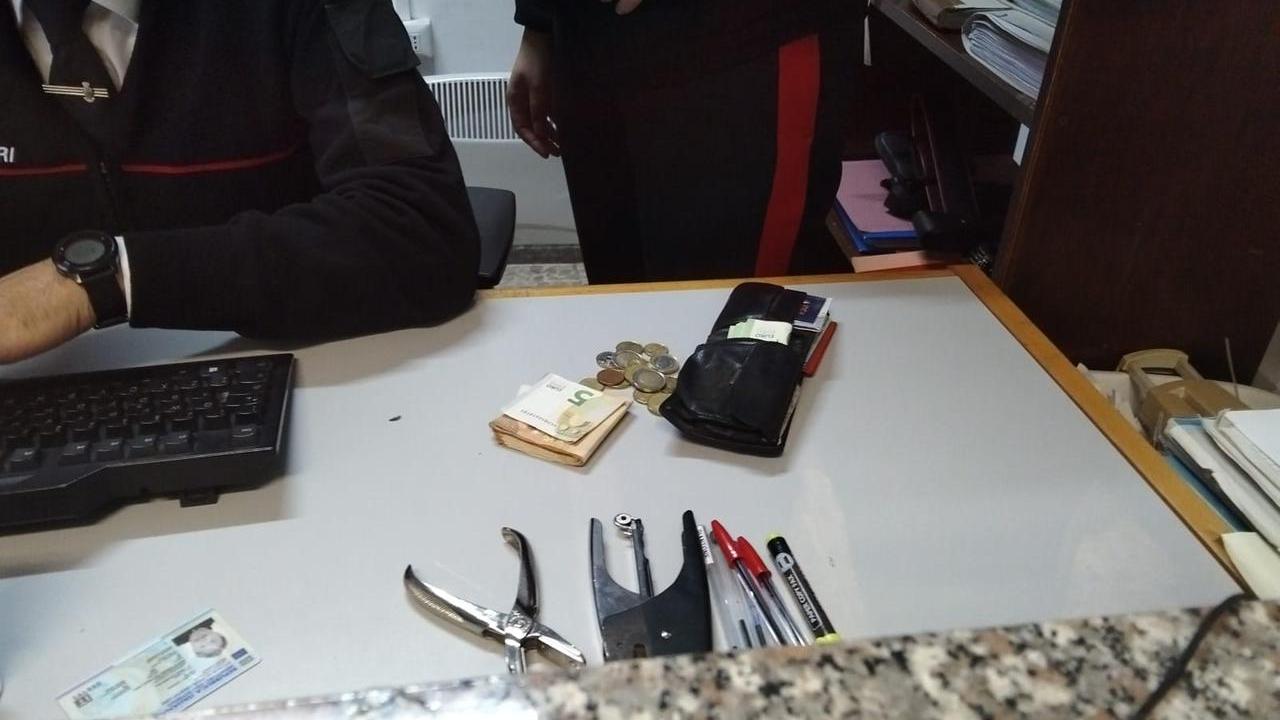 Trova per strada un portafogli con 1600 euro e lo restituisce, favola di Natale a Porto Torres